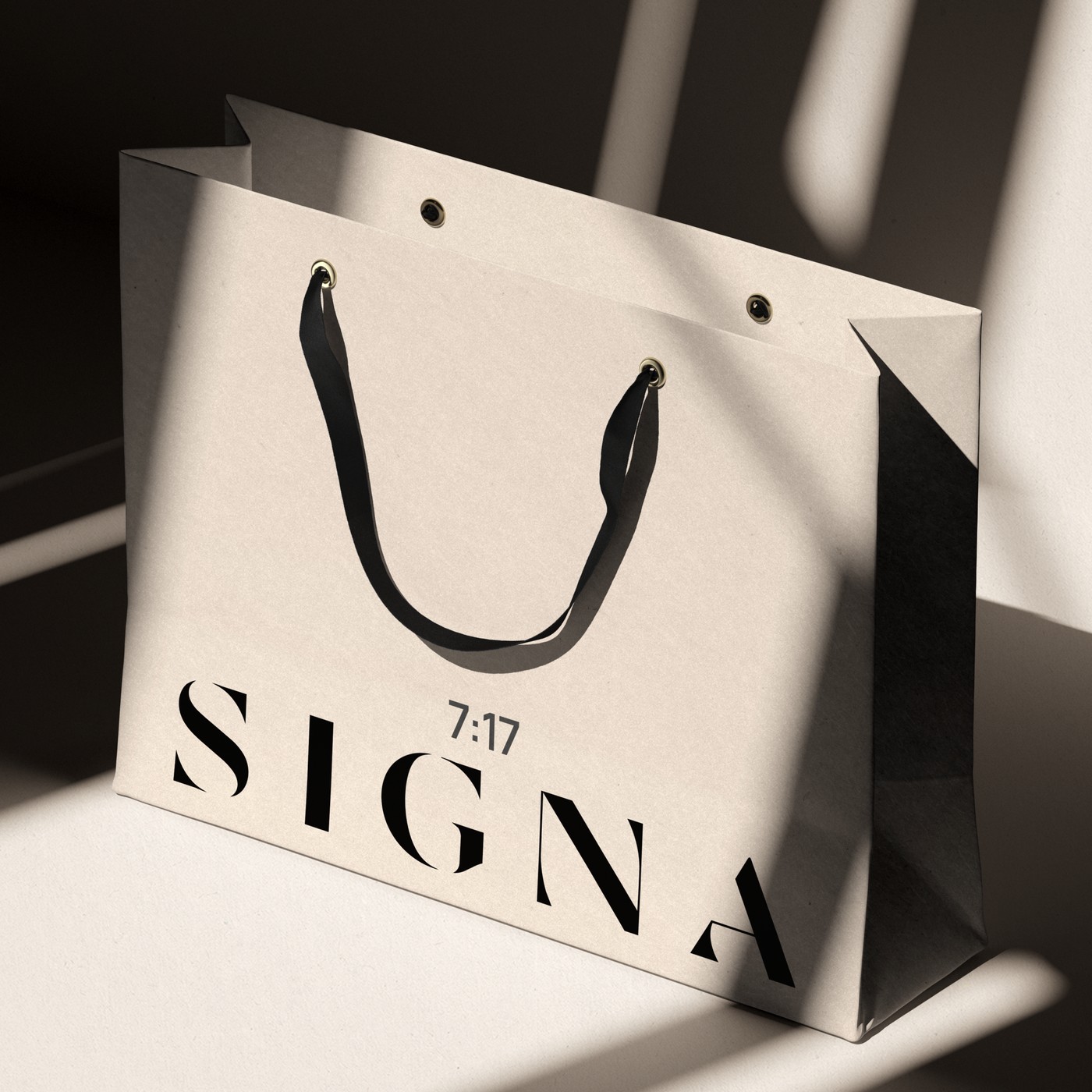Фирменный пакет SIGNA 7:17 из плотной крафт-бумаги с чёрными лентами